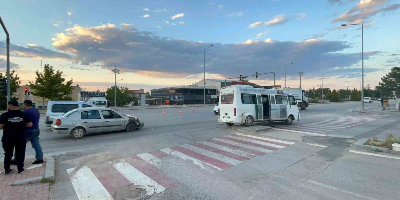 Karaman’da 2 Kişinin Yaralandığı Kaza Güvenlik Kamerasına Yansıdı