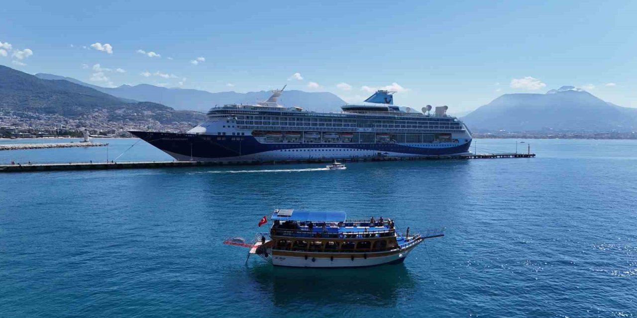 Alanya’ya Lüks Kruvaziyer İle Bin 767 Turist Geldi