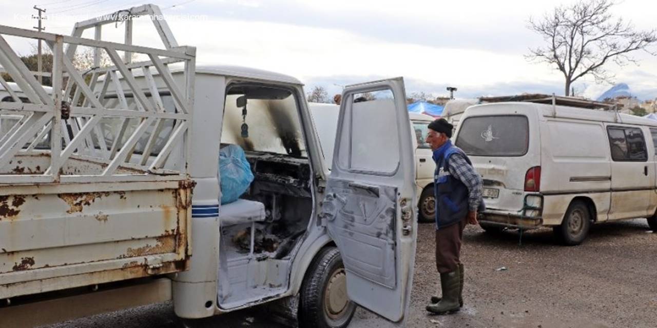 Halk Pazarında Park Halindeyken Yanan Kamyonet, Paniğe Neden Oldu