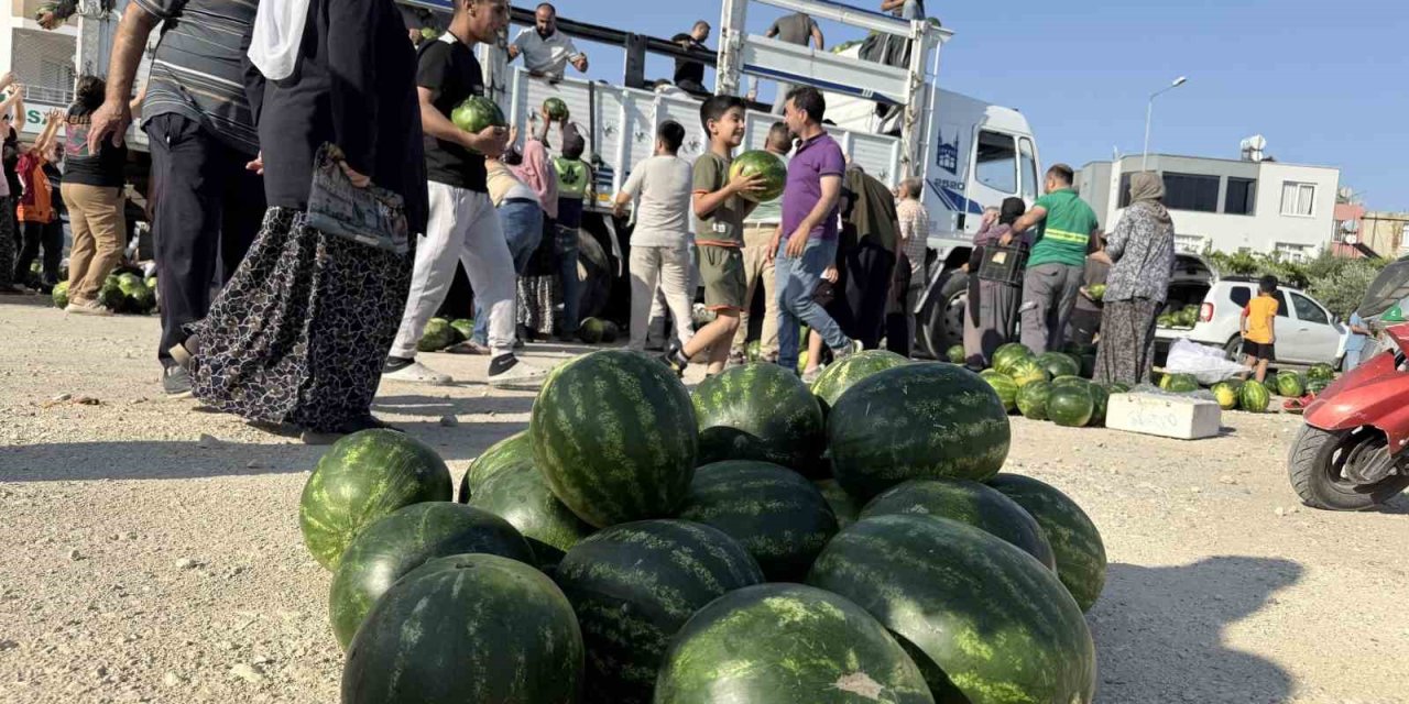 Hayırsever, 2 Kamyon Karpuz Dağıttı