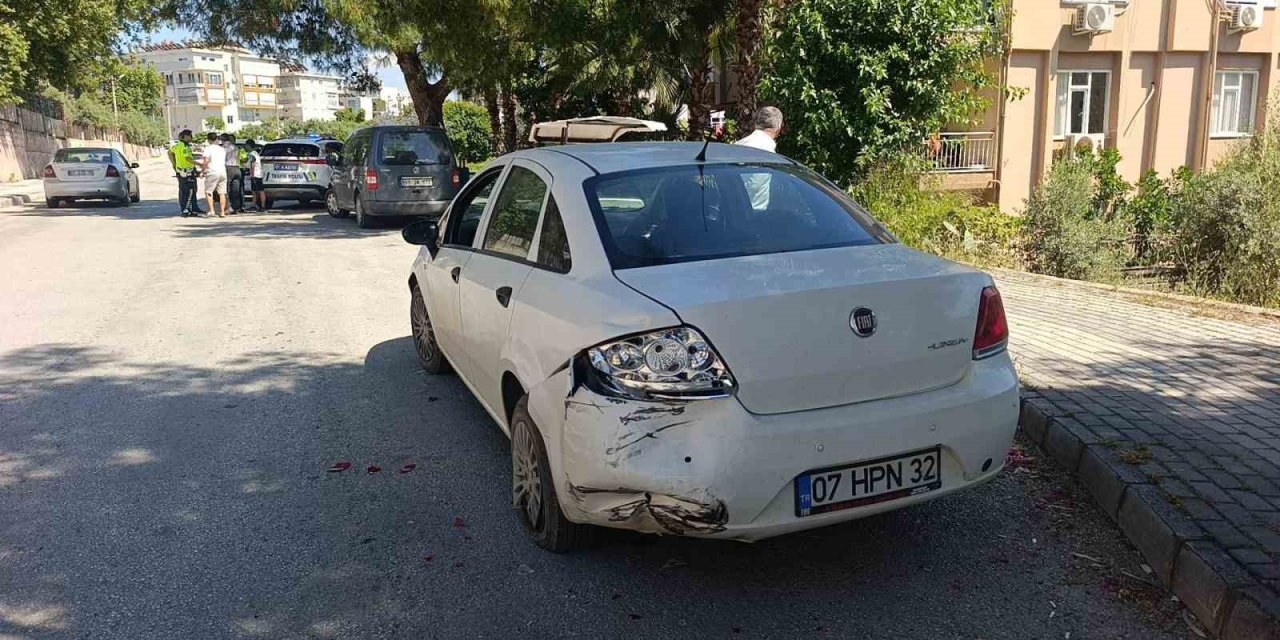 Otomobil, Park Halindeki Araca Çarptı: 1 Yaralı