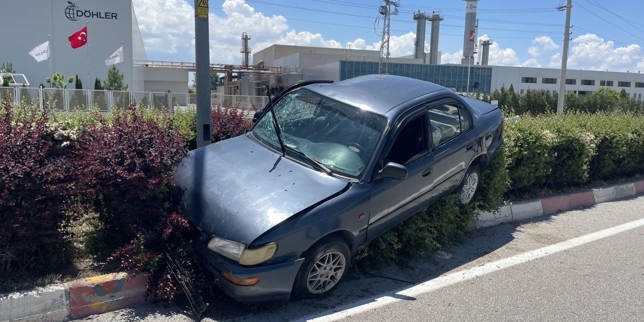 Karaman’da Cipe Arkadan Çarpan Otomobil Refüje Çıktı: 3 Yaralı