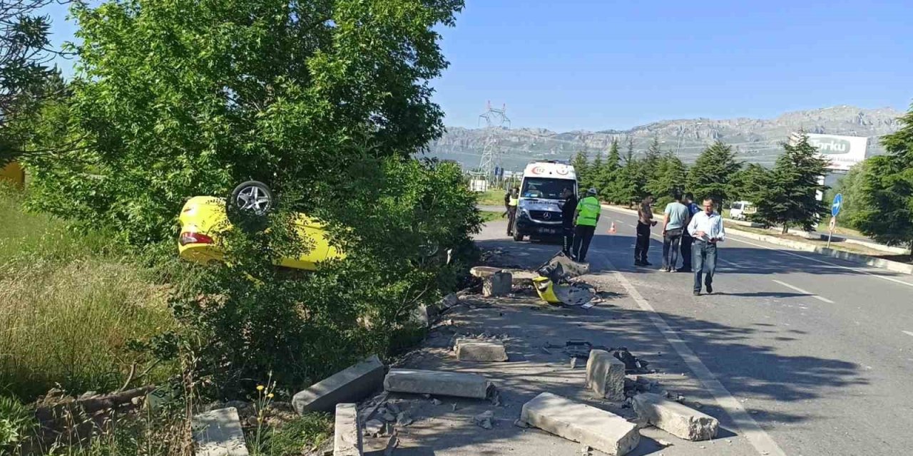 Takla Atan Otomobilden Sürücü Yaralı Kurtuldu