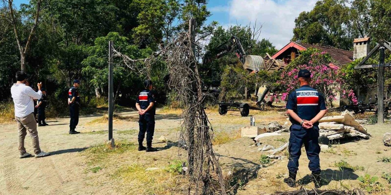 Kemer’de Kaçak Bungalov Yapılar Yıkıldı