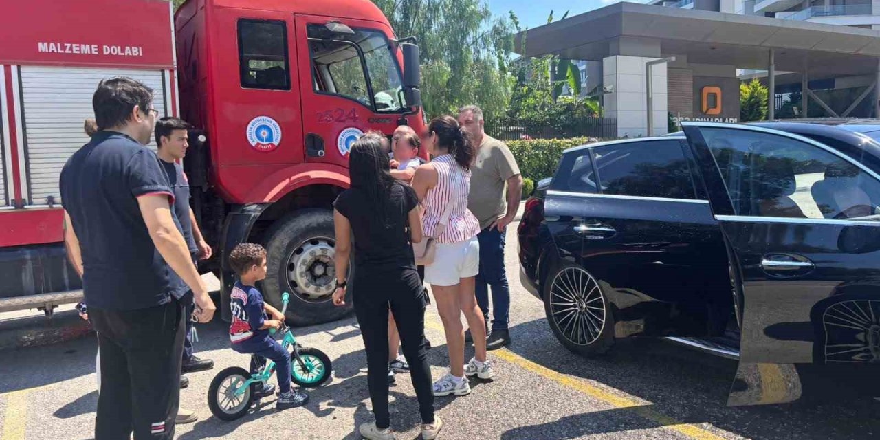 Çocuğu Araç İçerisinde Kilitli Kaldı, Gözyaşlarına Boğulan Kadının Yardımına İtfaiye Ekipleri Yetişti