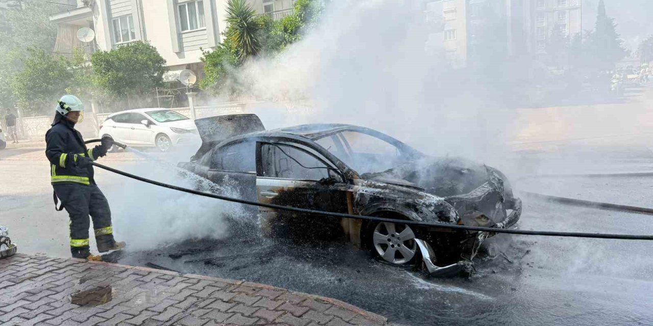 Otomobil Saniyeler İçinde Alev Topuna Döndü, Yangın Tüpü Ve Hortumlar İşe Yaramadı