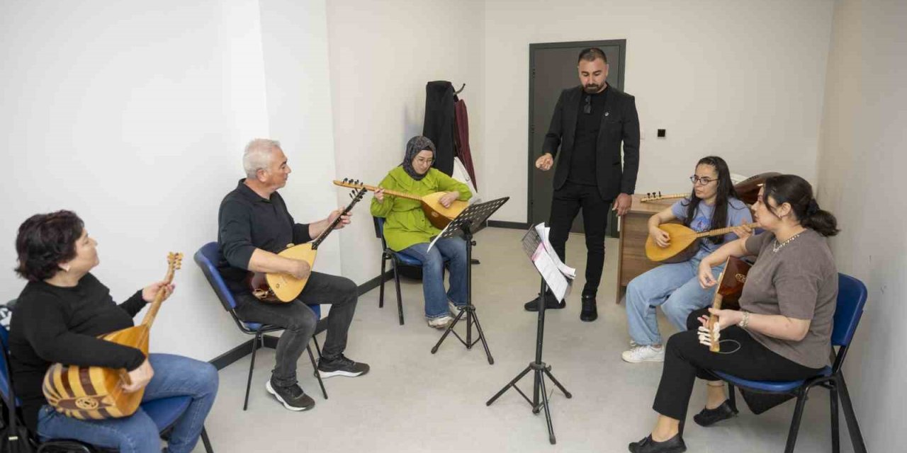 Mersin’de Ücretsiz Müzik Kurslarında Sezon Sona Eriyor