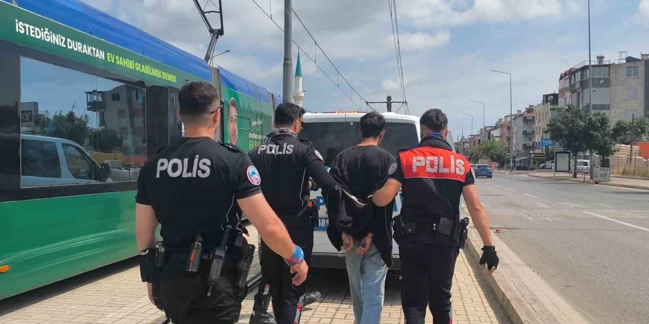 Polisi Görünce Kaçmak İstedi, 34 Dosyadan 23 Yıl Hapis Cezası İle Arandığı Ortaya Çıktı