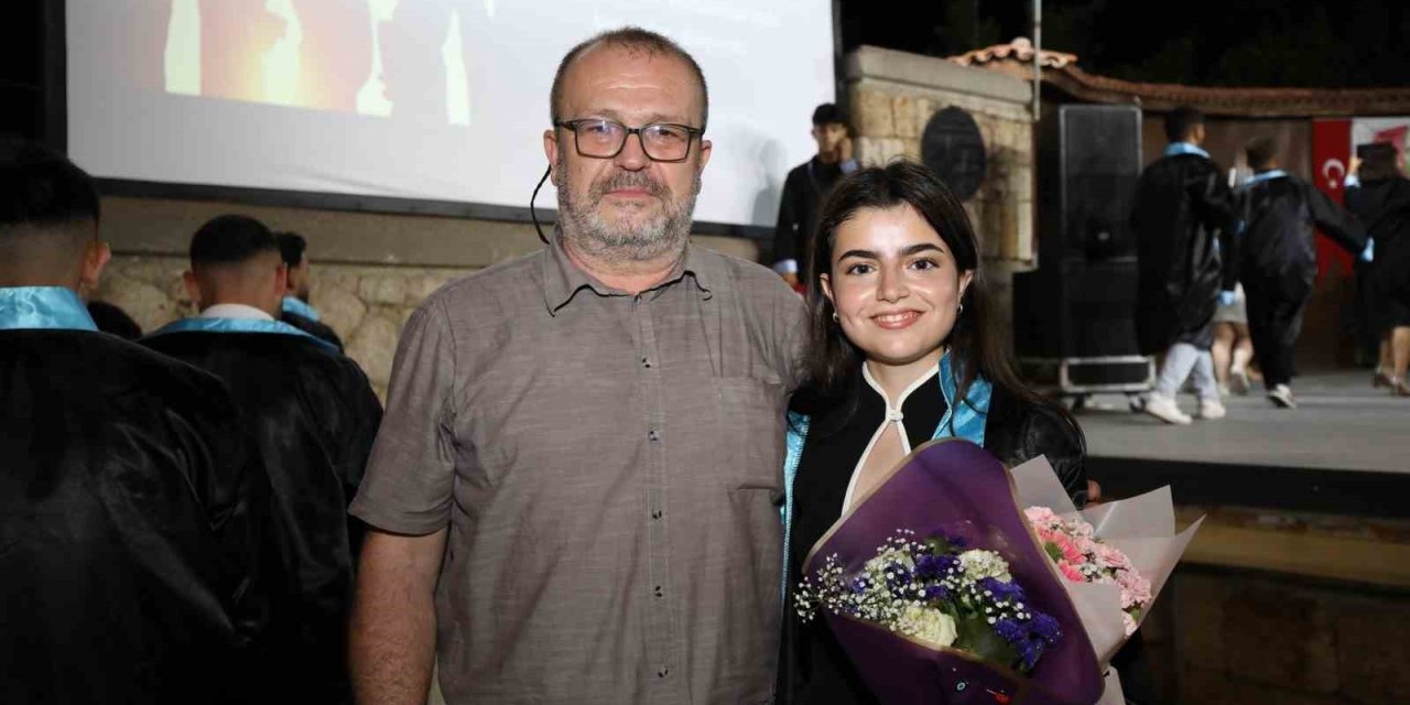 Babasından İlham Aldı, 59 Erkek Öğrenci Arasından Tek Kız Öğrenci Olarak Mezun Oldu