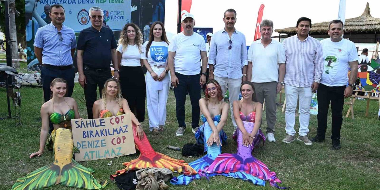 Antalya’da ‘deniz Kızları’ Eşliğinde Dip Temizliği