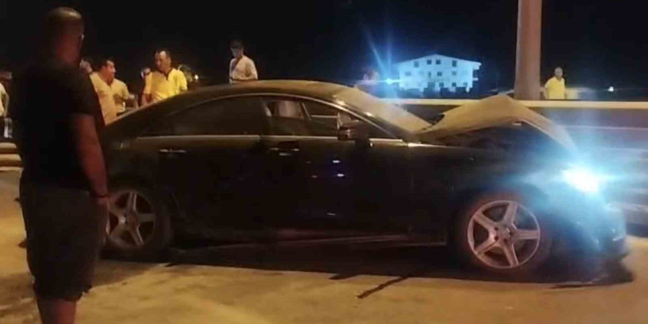 Alkollü Sürücü Bariyerlere Çarptı, Köprülü Kavşak Trafiğe Kapandı