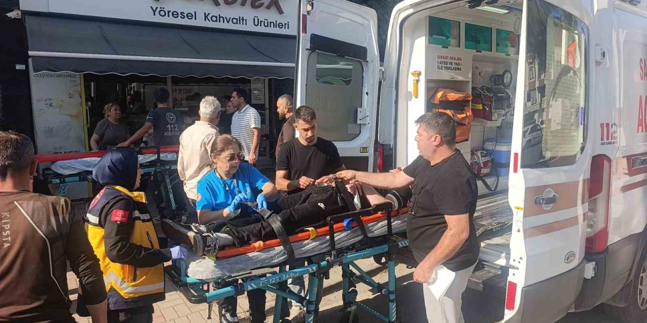 Palmiyeye Çarpan Tofaş Hurdaya Döndü: 4 Genç Yaralandı
