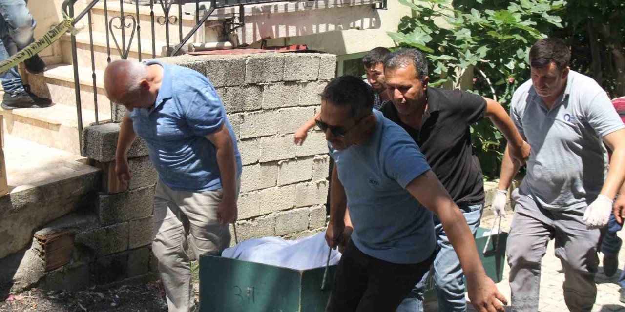 Antalya’da 41 Yaşındaki Adam Evinin Bahçesinde Ölü Bulundu