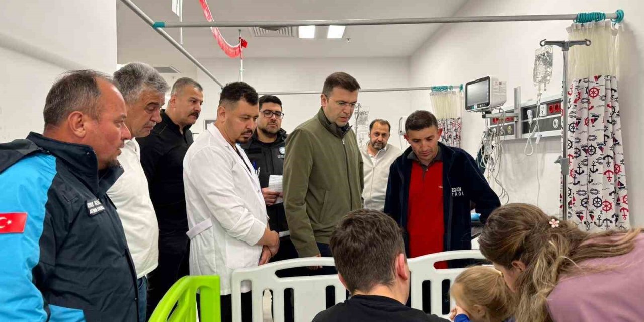 Vali Akmeşe, Selde Yaralanan Vatandaşları Hastanede Ziyaret Etti