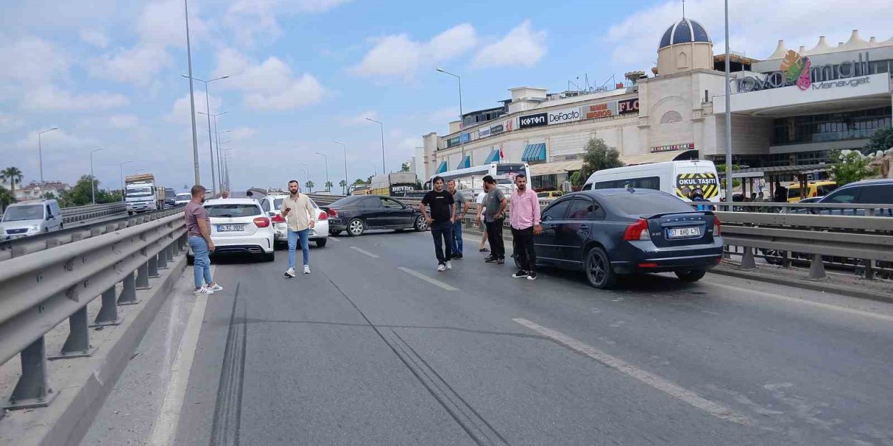 Manavgat’ta 4 Aracın Karıştığı Zincirleme Kaza