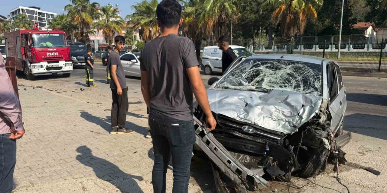 Kontrolden Çıkan Otomobil Refüjdeki Bariyerlere Çarptı: 1 Yaralı