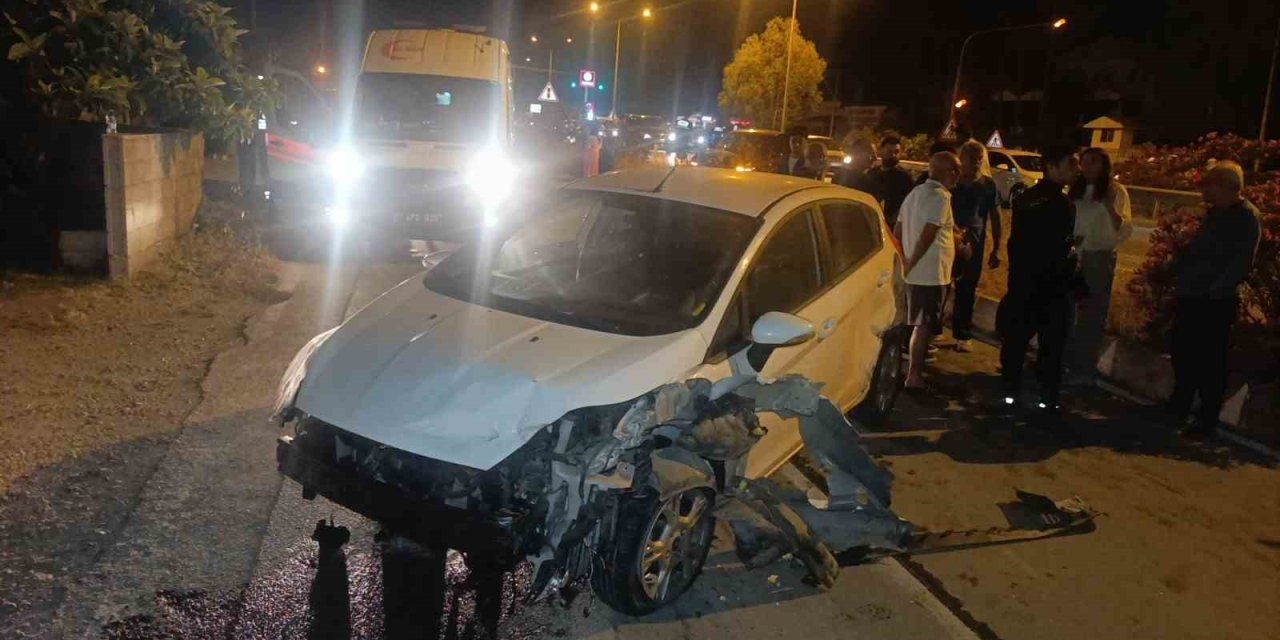 İki Araçla Çarpışan Otomobilden Burnu Kanamadan Çıktı