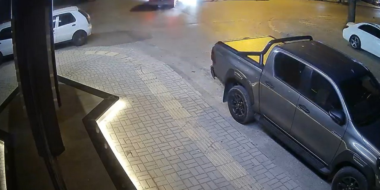 Otomobille Çarpışan Motosiklettekiler, Metrelerce Uçup Park Halindeki ...