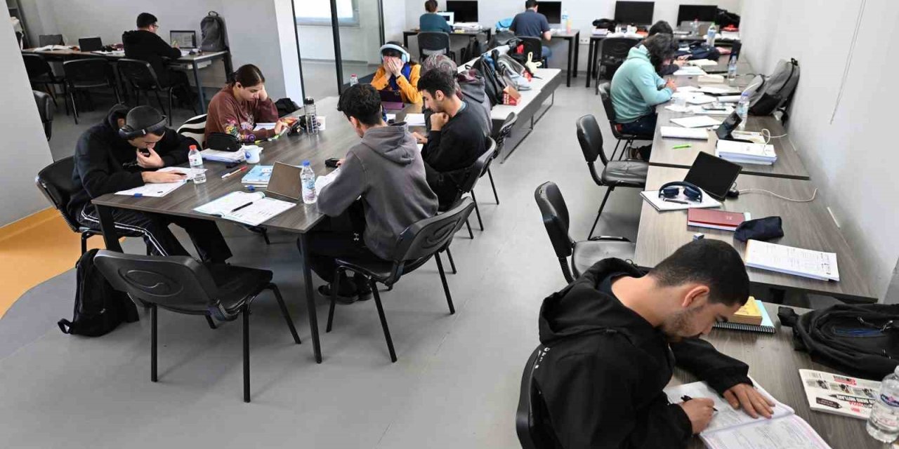 Mersin’de Okuma Salonları Öğrencilerin İkinci Adresi Oldu
