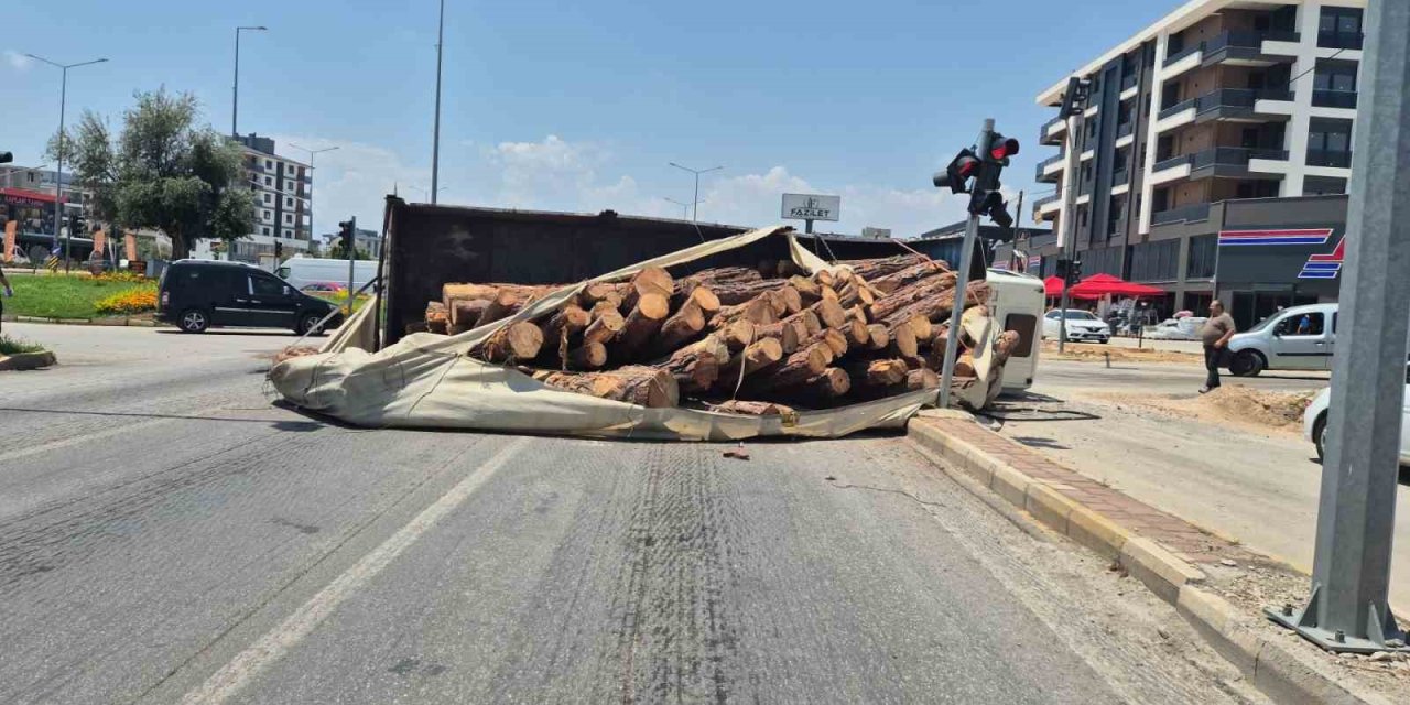 Kamyon Kavşağa Girerken Devrildi, Tomruklar Yola Savruldu