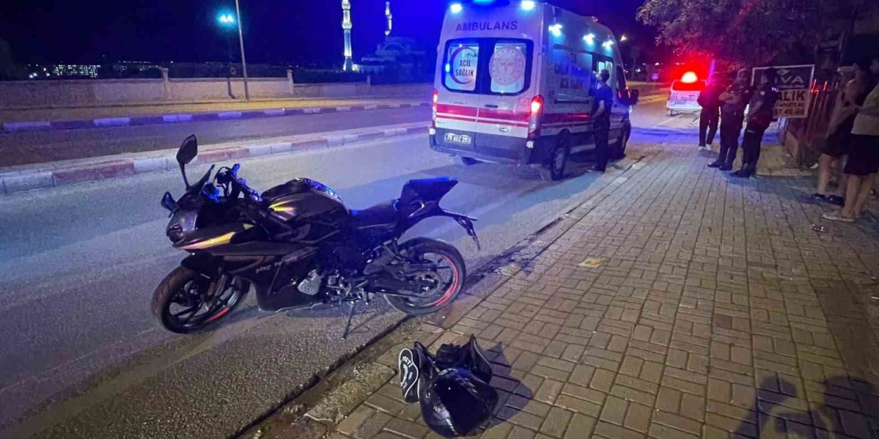 Karaman’da Kaldırımı Aşarak Karşı Şeride Geçen Motosikletin Sürücüsü Ölümden Döndü