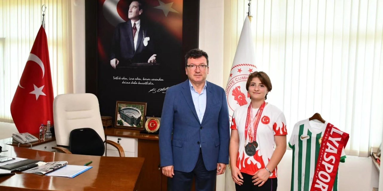 Bilek Güreşinde Dereceler Elde Eden Ayşe Büyükkaçar, İlçenin Gururu Oldu