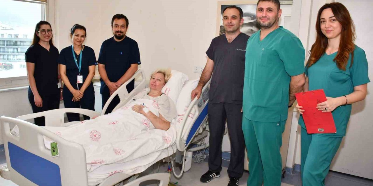 Karnından 12 Kilogramlık Yumurtalık Kitlesi Çıkarıldı