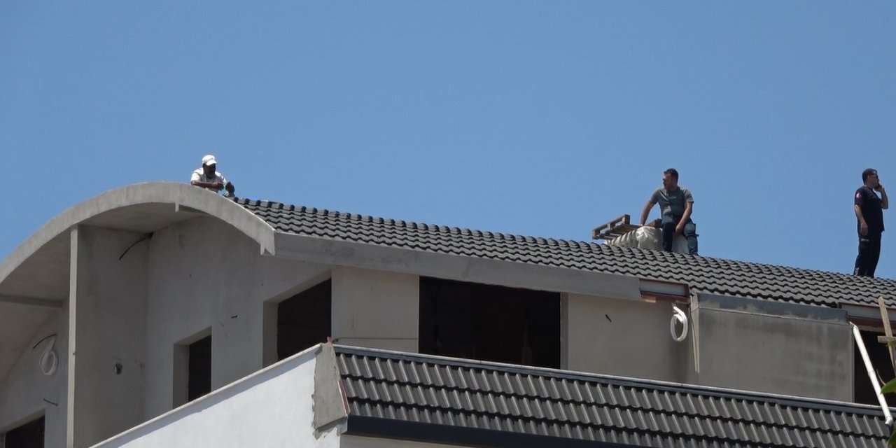 Alanya’da Bunalıma Girip Çatıya Çıkan Şahsı Polis Ekipleri İkna Etti