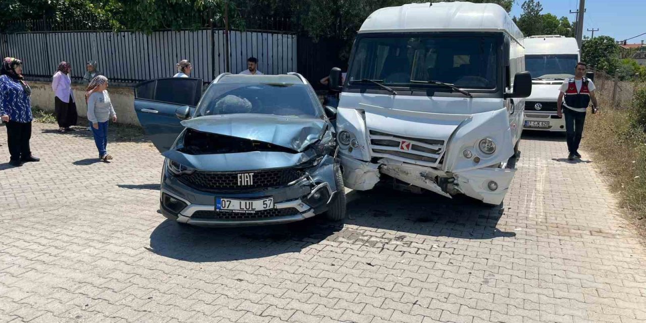Antalya’da Okul Servisi Otomobille Çarpıştı: 7’si Anaokulu Öğrencisi 9 Yaralı