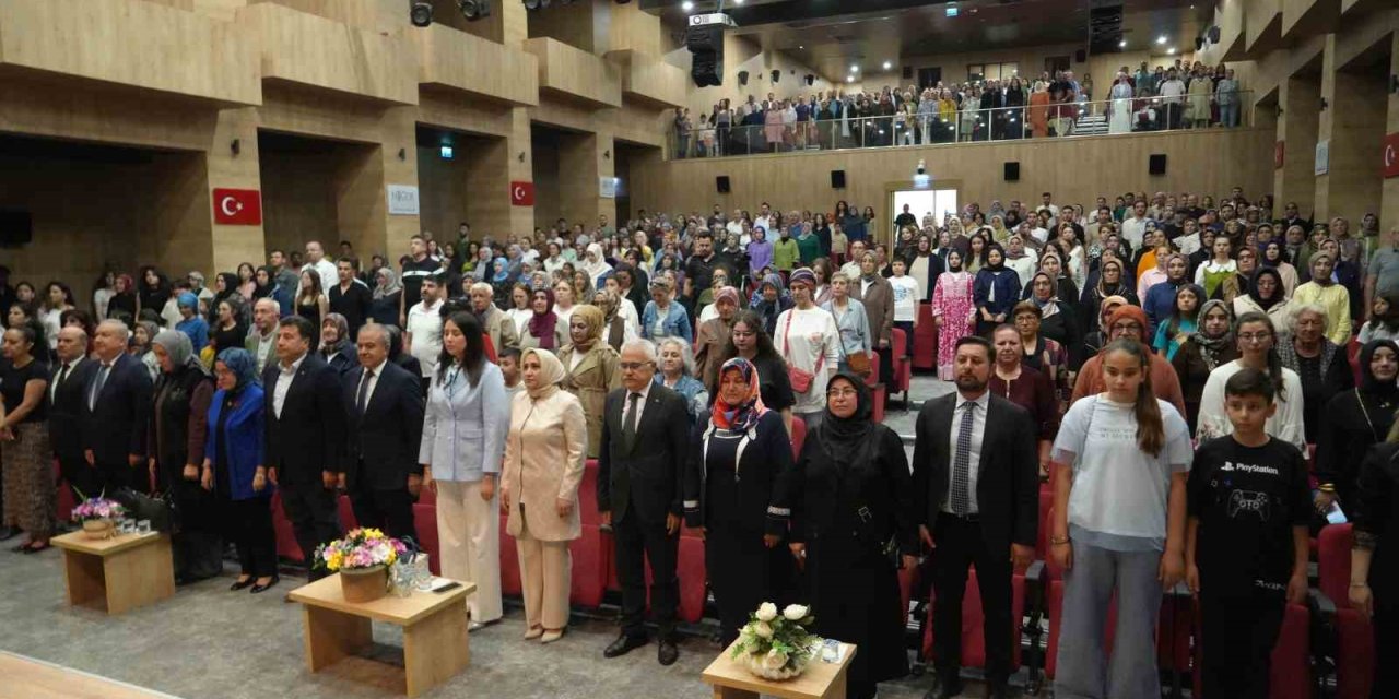 ’nahita’nın Renkleri Defilesi’ Büyük Beğeni Topladı