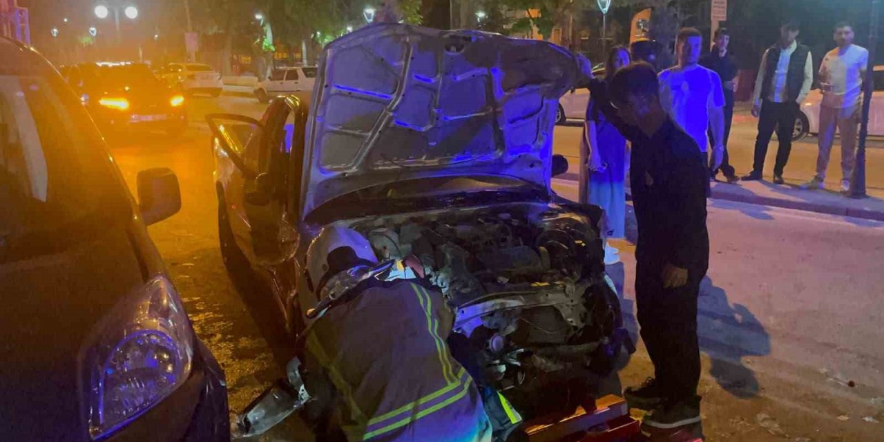 Karaman’da Karşı Şeride Geçen Pikap Park Halindeki 3 Araca Çarptı: 1 Yaralı