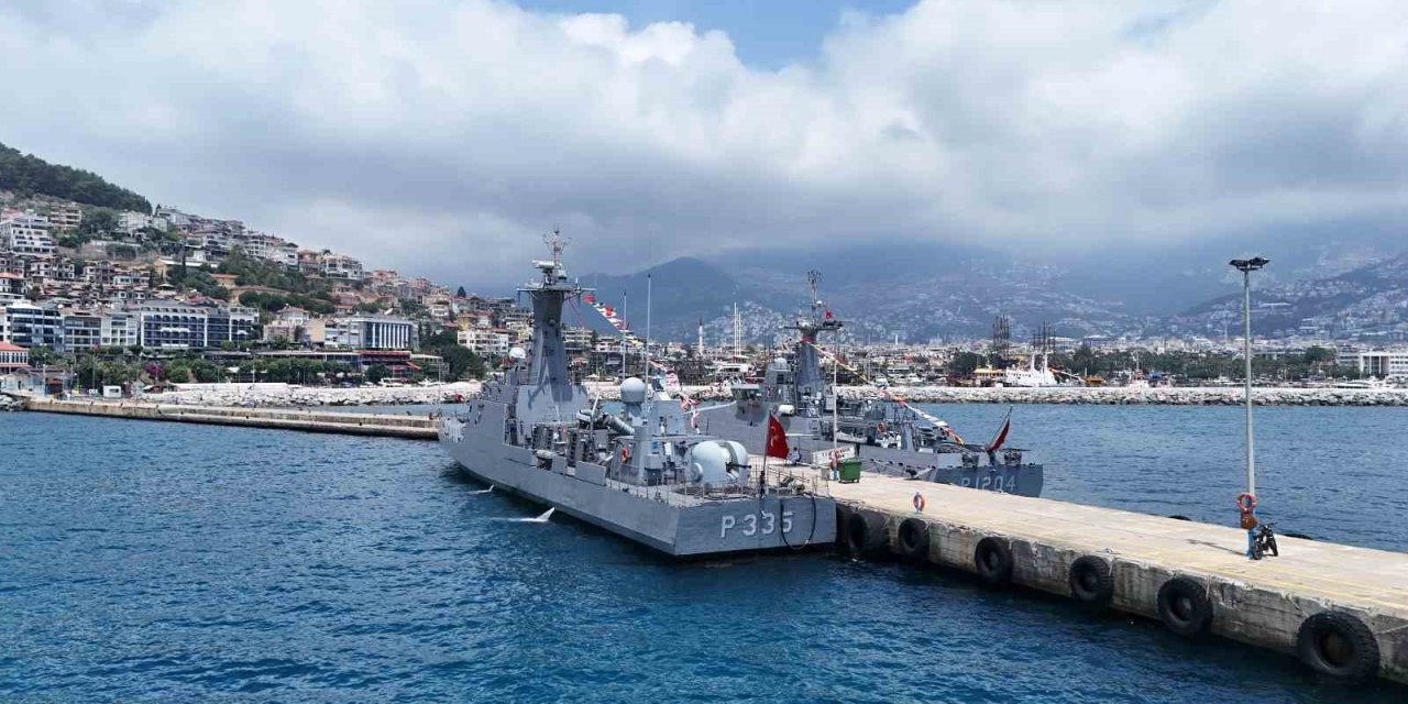Alanya Limanı’nda Savaş Gemilerine Yoğun İlgi