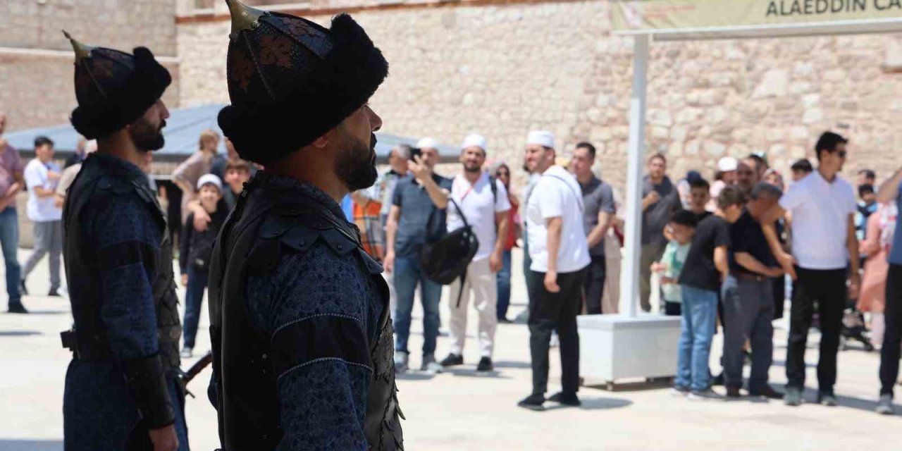 Konya’da Selçuklu Sultanlar Türbesi’nde Saygı Nöbeti Değişimi