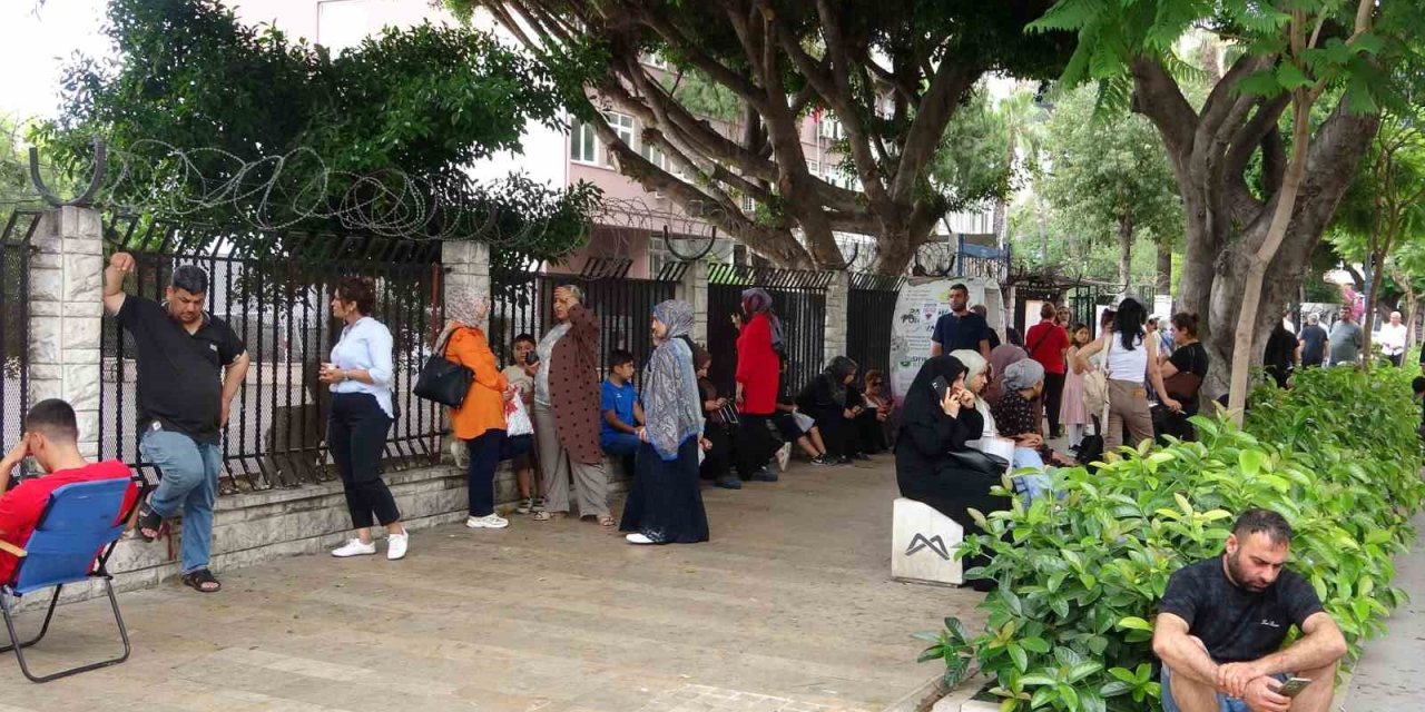 Mersin’de 25 Bin 965 Öğrenci İçin Lgs Başladı: Çocuklar İçerde Aileleri Dışarda Ter Döktü