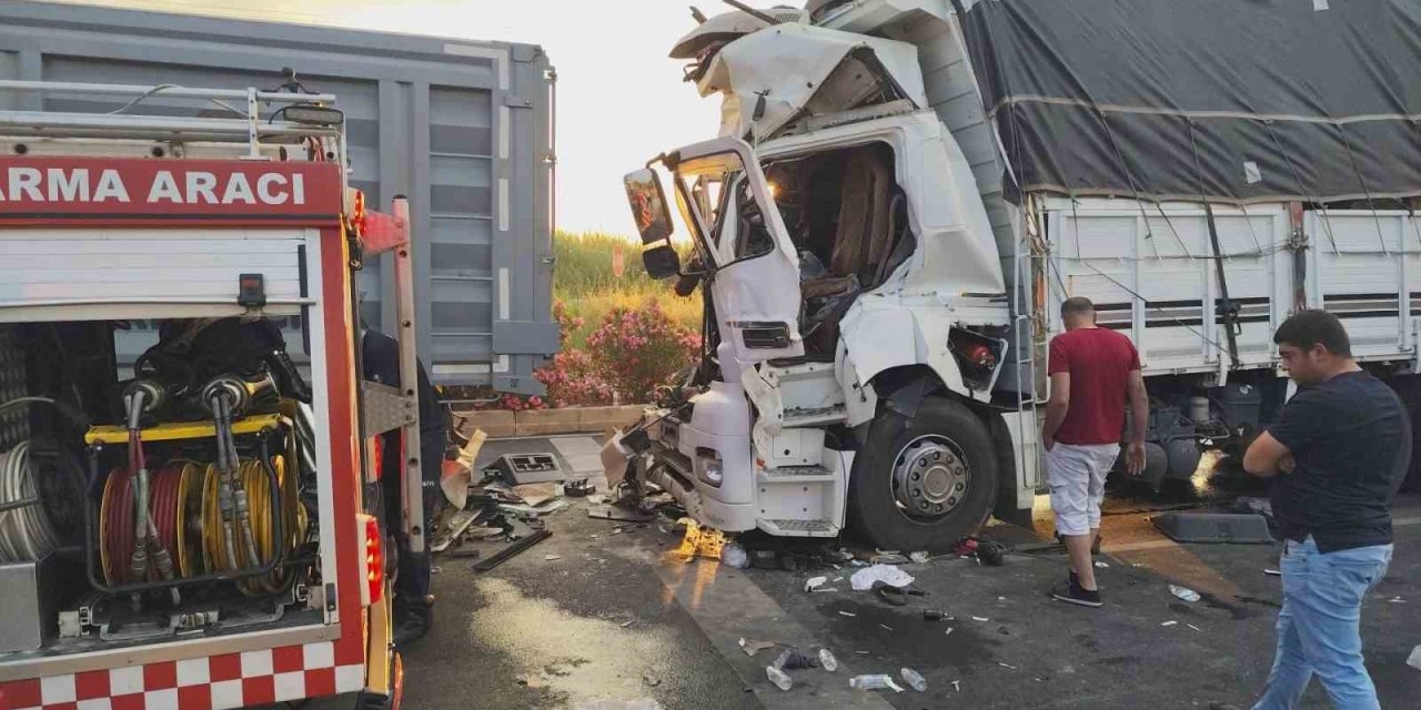 Tıra Arkadan Çarpan Kamyonun Sürücüsünü Sıkıştığı Yerden İtfaiye Kurtardı