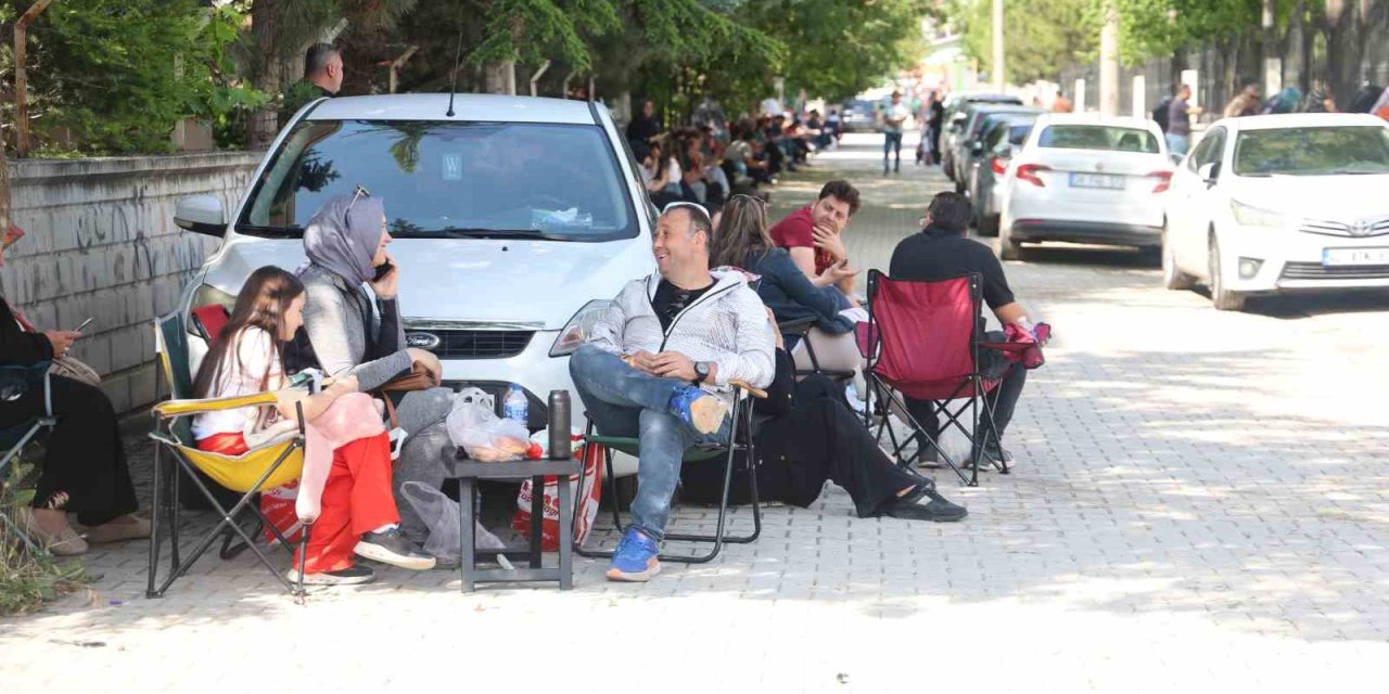 Kamp Sandalyeleri Piknik İçin Değil, Sınav Maratonunu Beklemek İçin Açıldı