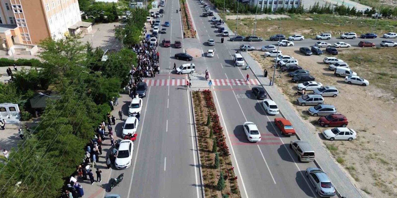 Karaman’da Lgs Heyecanı: Kimliğini Unutan Öğrencilerin Yardımına Polis Ve Veliler Koştu