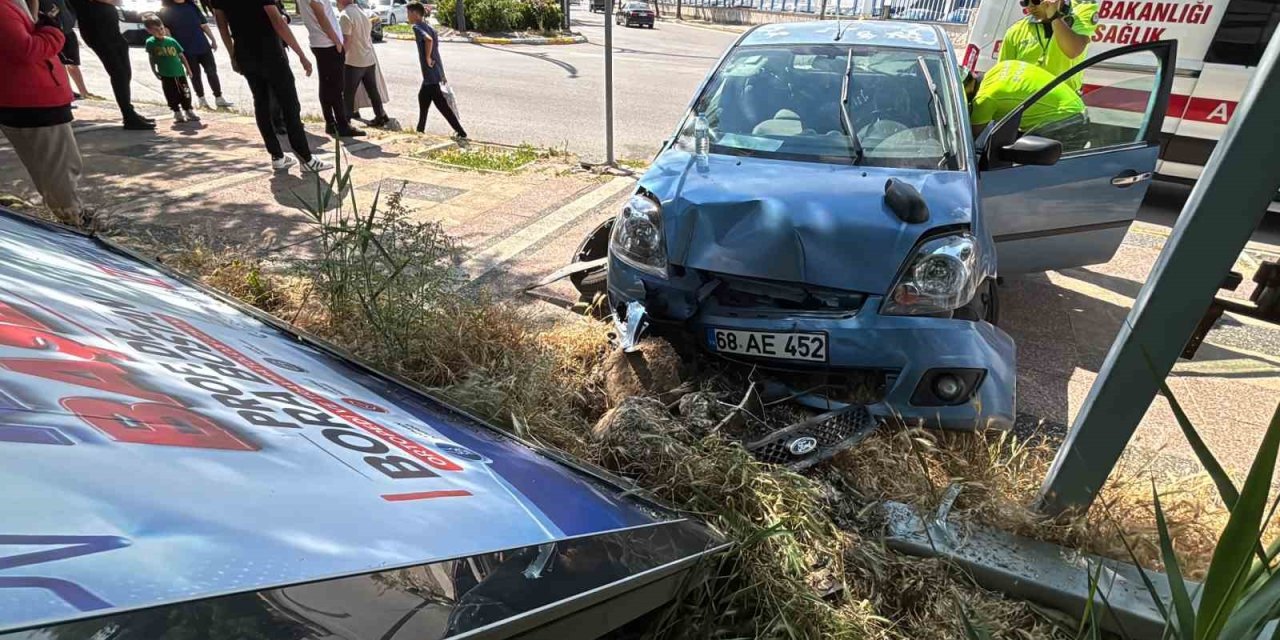 Otomobil Önce Kaldırıma Sonra Reklam Tabelasına Çarptı: 2 Yaralı
