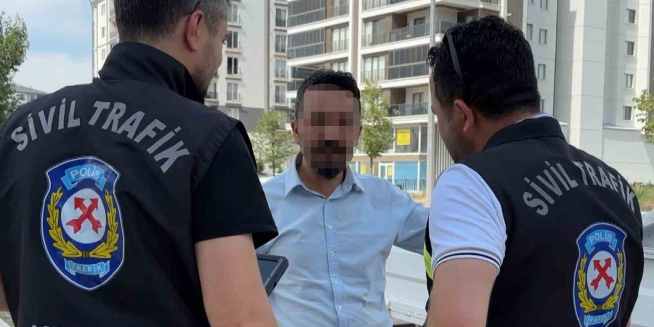 Aracına Sahte Plaka Taktı, Yakalanınca "işimiz Acildi" Dedi