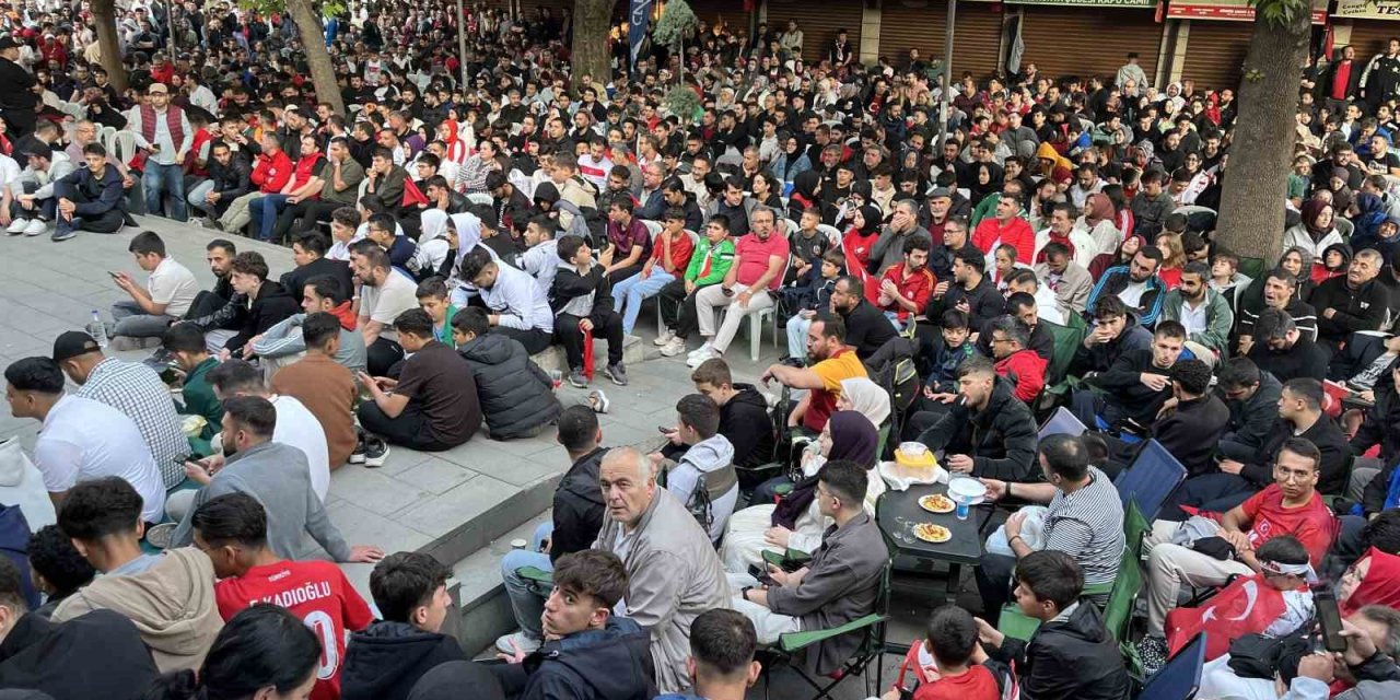 Konyalı Vatandaşlar Milli Maç Heyecanını Dev Ekranda Yaşadı