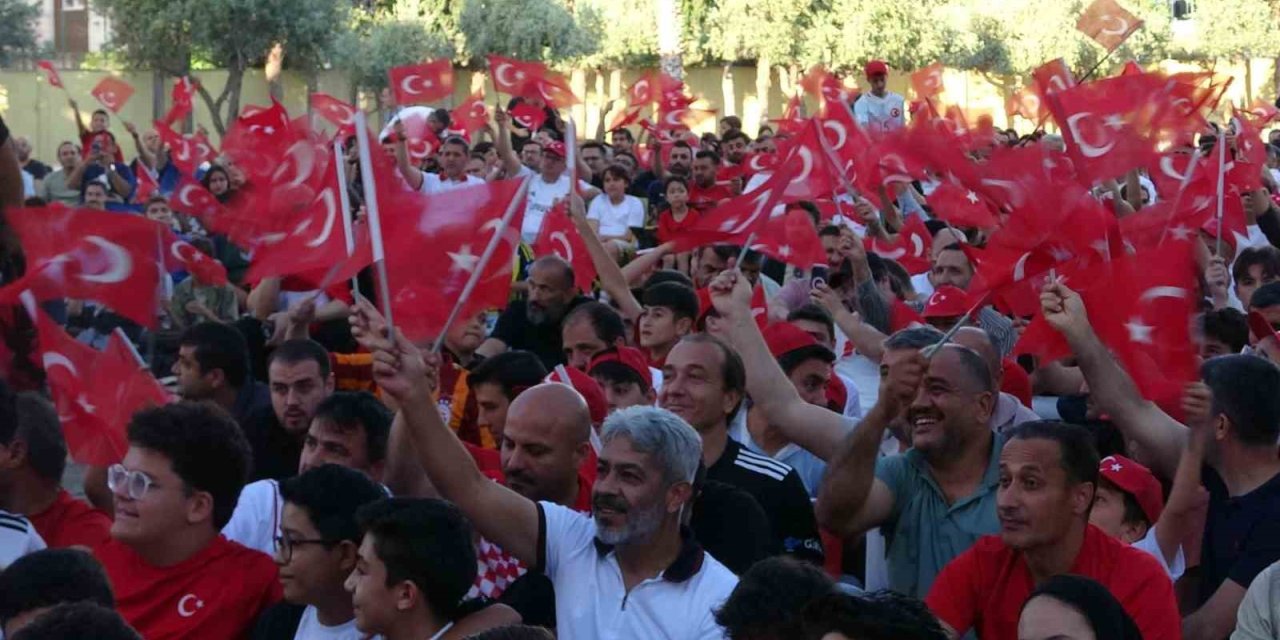 Milli Maç Heyecanını İhl Bahçesinde Dev Ekranda İzlediler