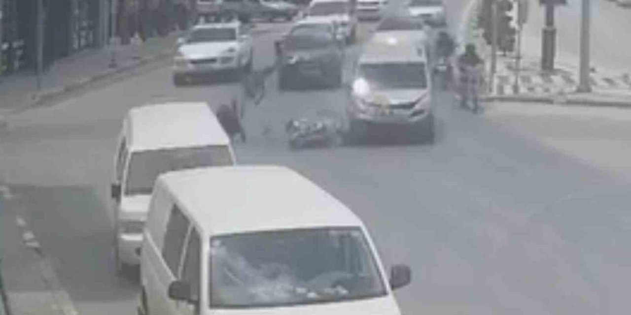 Motosikletteki 2 Kişinin Ölümden Döndüğü Kaza Kamerada