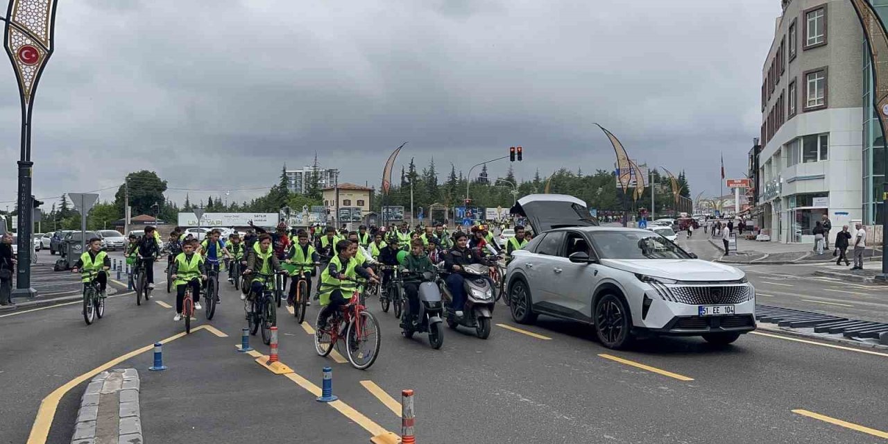 Niğde’de Yüzlerce Bisiklet Tutkunu Sağlıklı Yaşam İçin Pedal Çevirdi