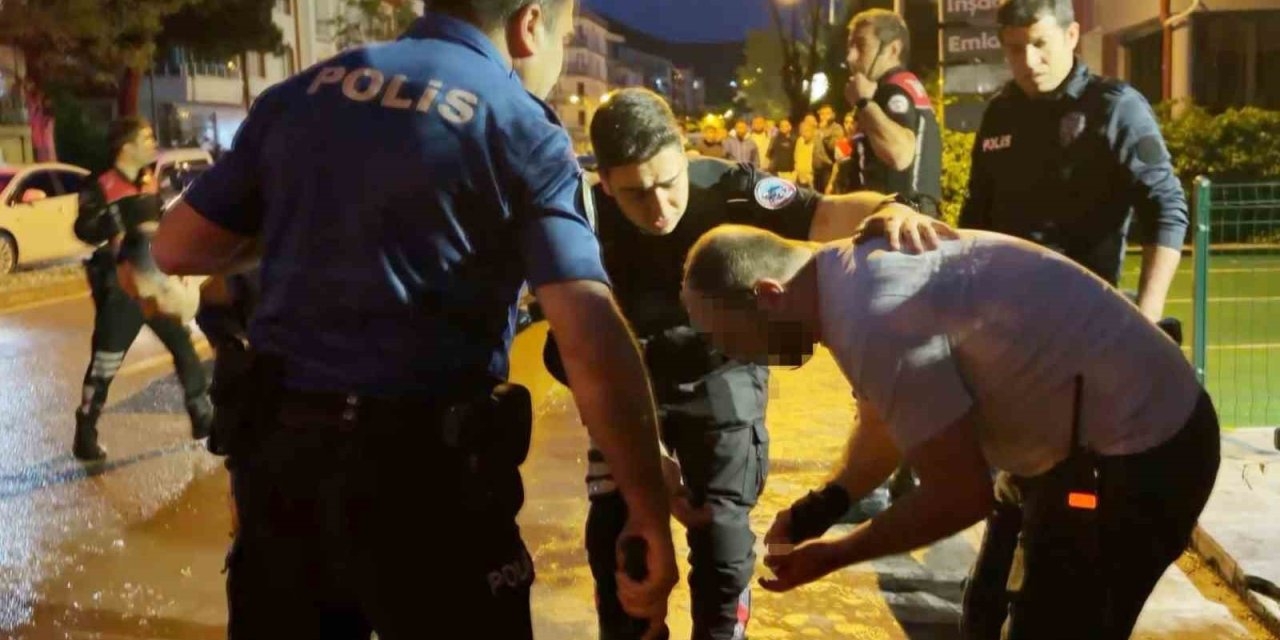 Öfkeli Baba, Kızını Rahatsız Eden Gencin Kulağını Kesti: 1’i Polis 2 Yaralı