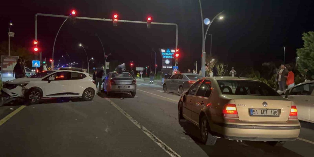 Niğde’de 5 Aracın Karıştığı Zincirleme Kaza: 2 Yaralı