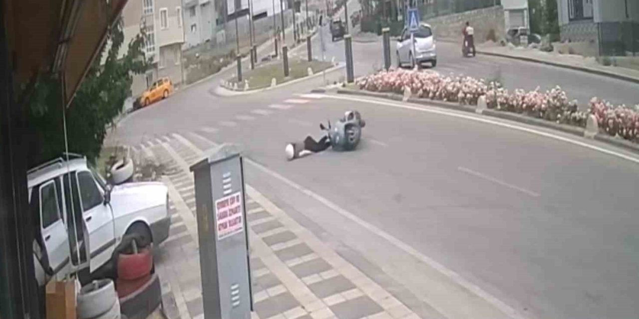 Kaldırıma Çarpan Motosiklet Ve Sürücünün Yola Savrulduğu Anlar Kameraya Yansıdı: 1 Yaralı