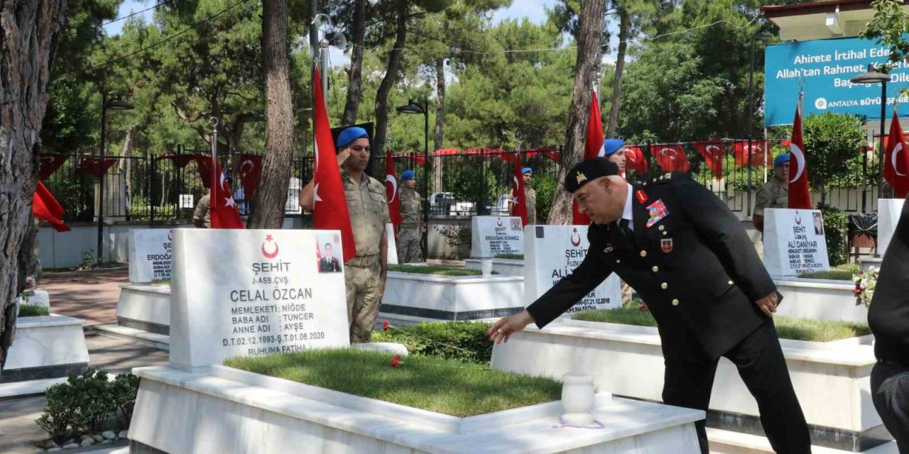 Antalya’da Şehitler Dualarla Anıldı