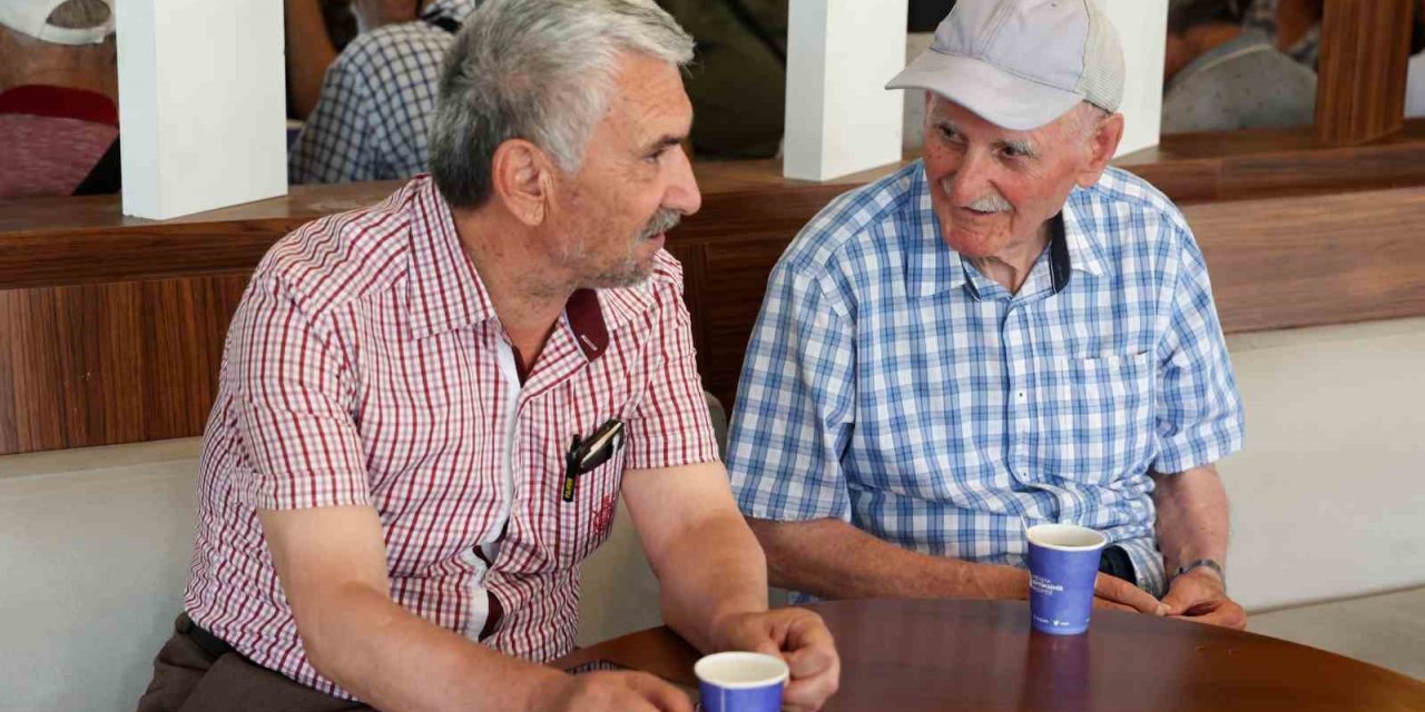 Emeklilere Ücretsiz Çay Ve Su İkramıyla Kütüphane İmkanı