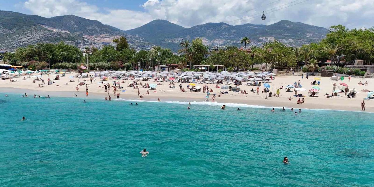 Alanya’da Hava Sıcaklığı 30 Dereceyi Gördü, Turistler Sahile Koştu