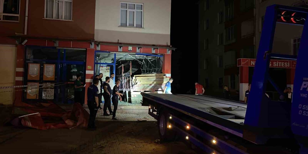 Kontrolden Çıkan Kamyon Markete Girdi: 1 Ağır Yaralı